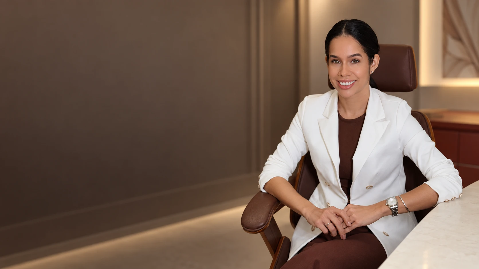 Dra. Nayane de Paula sentada em seu consultório