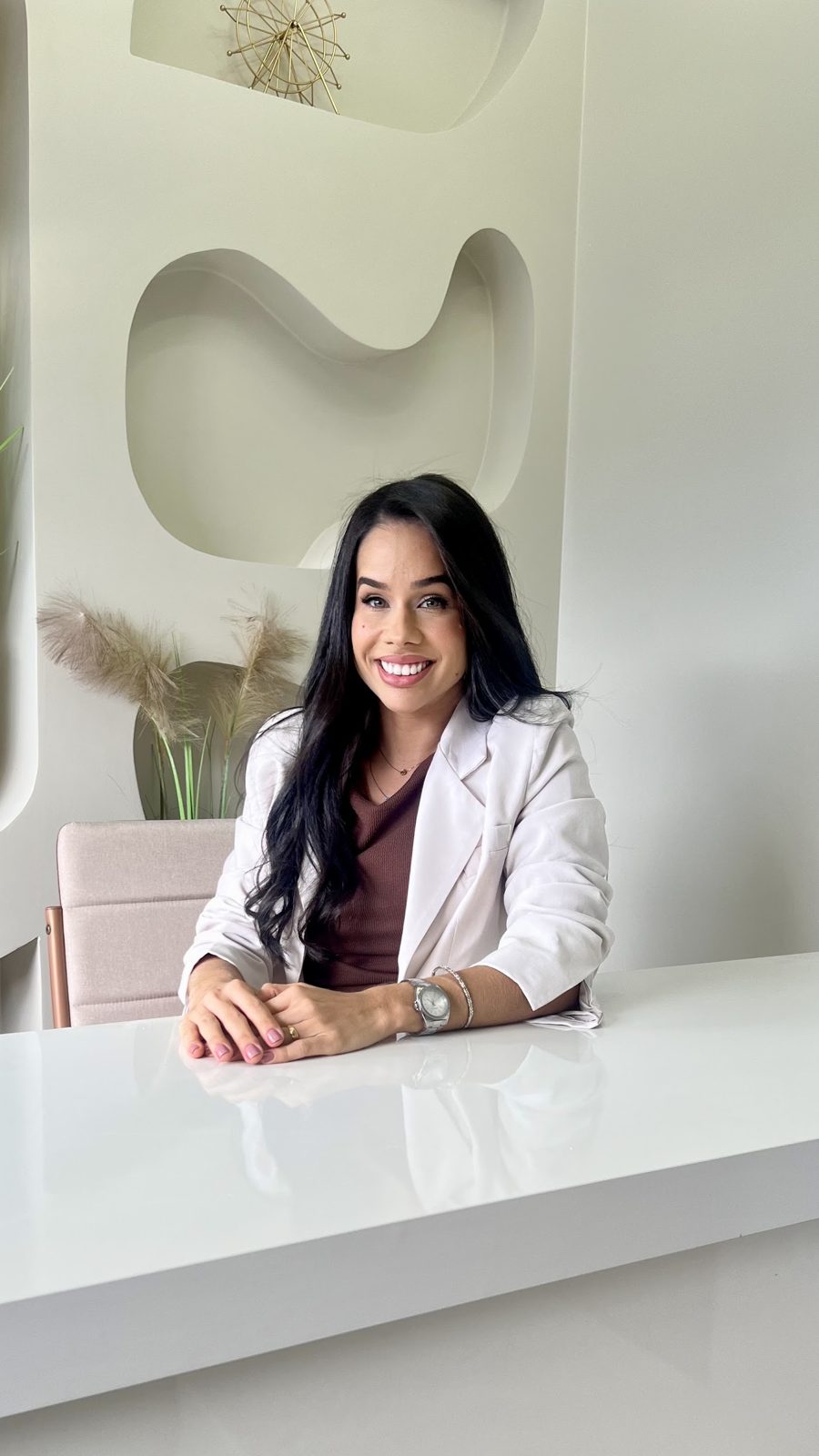 Dra. Nayane de Paula sorrindo no consultório