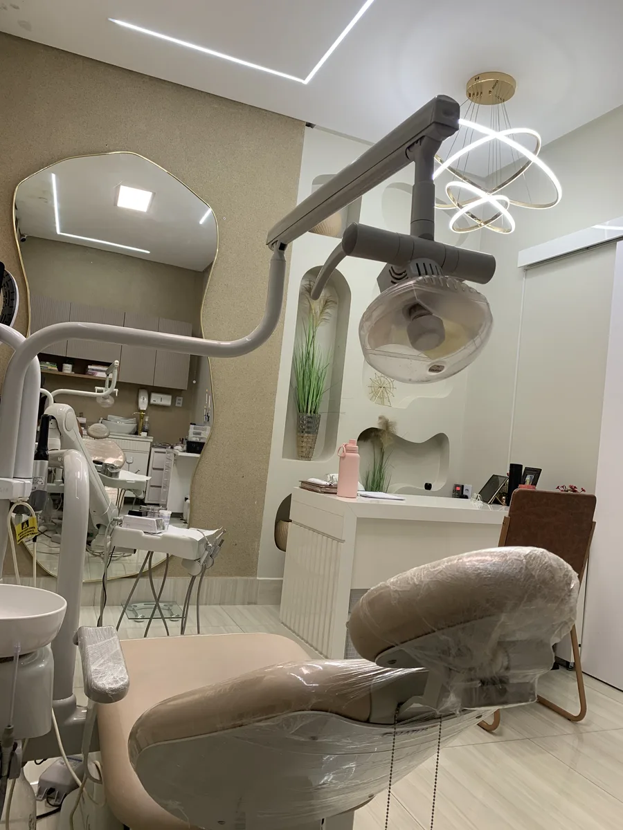 Consultório da Clínica Perfacce com cadeira odontológica e luminária circular